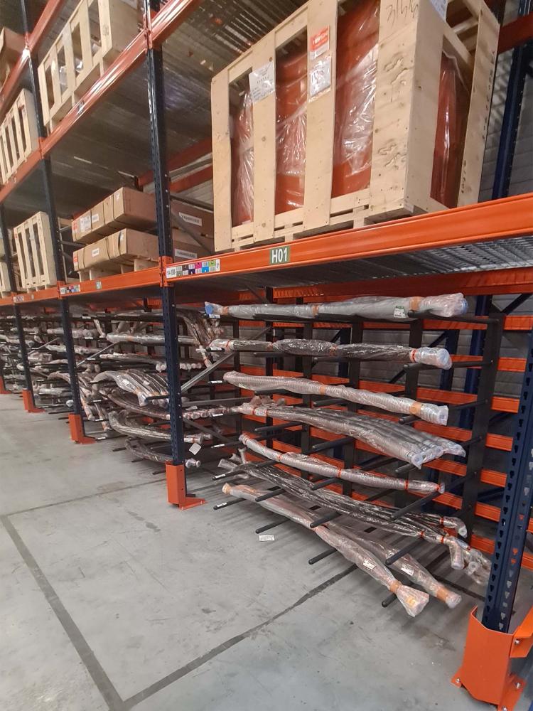 Mesh decking for non-standard pallet sizes